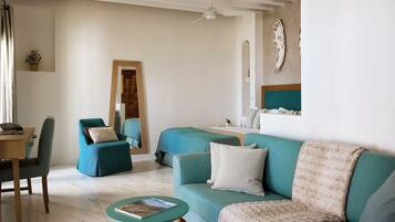 Junior Suite | Upper floor with Sea view | Área de estar | TV de tela plana 42 polegadas com canais a cabo, TV, impressoras