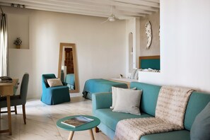 Junior Suite | Upper floor with Sea view | 거실 공간 | 케이블 채널 시청이 가능한 42인치 평면 TV, TV, 프린터