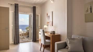 Deluxe Suite | Poolside with Sea view | Living area