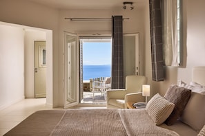 Double Room | Poolside with Sea view | เตียงพร้อมฟูกเสริมที่นอน, มินิบาร์, ตู้นิรภัยในห้องพัก, ห้องเก็บเสียง