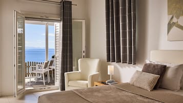 Double Room | Poolside with Sea view | Camas com colchões pillow-top, frigobar, cofres nos quartos