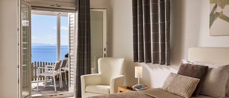 Double Room | Poolside with Sea view | 加厚床垫、迷你吧、客房内保险箱、隔音