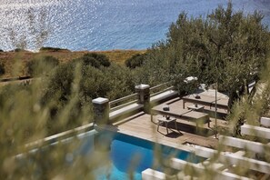 Seasonal outdoor pool, open 9:00 AM to 8:00 PM, pool umbrellas - Selana Suites (Sifnos)