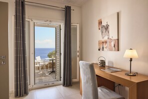 Deluxe Suite | Poolside with Sea view | Living area | 42-inch flat-screen TV with cable channels, TV, printers - Selana Suites (Sifnos)