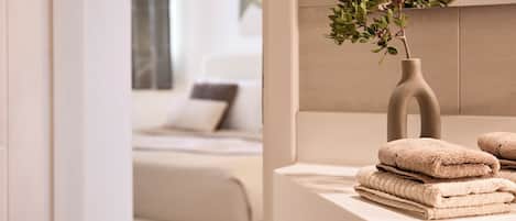 Double Room | Poolside with Sea view | Badezimmer