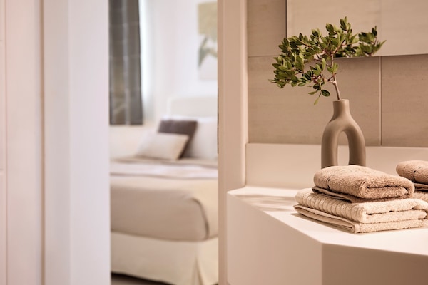 Double Room | Poolside with Sea view | Baño | Regadera, amenidades de baño de diseñador, secadora de cabello, batas
