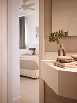 Double Room | Poolside with Sea view | 浴室 | 淋浴设施、名牌洗护用品、吹风机、浴袍
