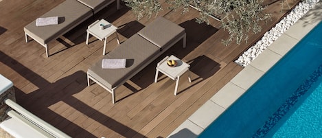 Piscina externa sazonal, funciona das 9h às 20h, guarda-sóis