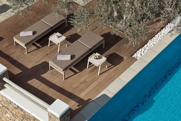 Una piscina al aire libre de temporada, sombrillas