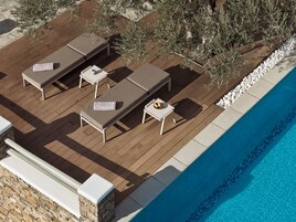 Una piscina al aire libre de temporada, sombrillas