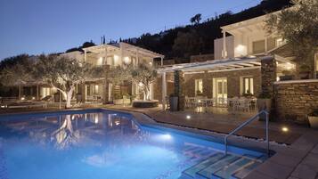 Piscina externa sazonal, funciona das 9h às 20h, guarda-sóis