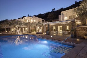 시즌별로 운영되는 야외 수영장, 09:00 ~ 20:00 오픈, 수영장 파라솔, 일광욕 의자