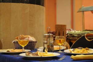 Se sirven desayunos, almuerzos y cenas; cocina local e internacional