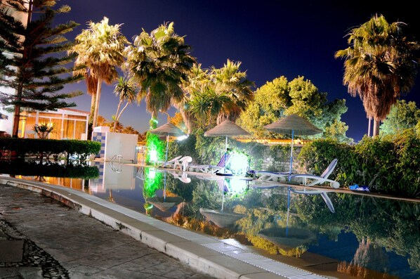 季节性开放的室外游泳池