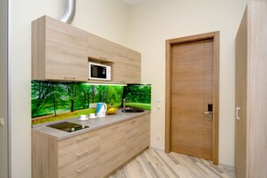 Refrigerador, microondas, placa de cocina, tetera/pava eléctrica