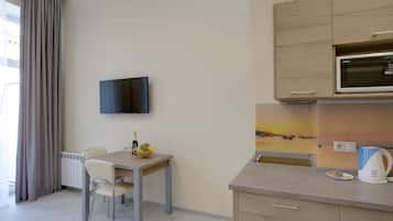 Studio | Private kitchenette | Fridge, microwave, stovetop, electric kettle