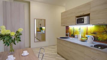Refrigerador, microondas, placa de cocina, tetera/pava eléctrica