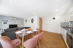 Executive-Apartment | Essbereich im Zimmer