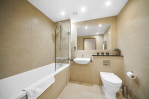 Departamento superior, 2 habitaciones | Baño | Tina con regadera, amenidades de baño gratuitas, secadora de cabello 