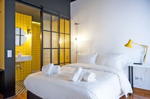 Ropa de cama hipoalergénica y caja de seguridad en la habitación 