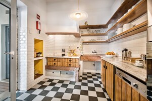 Microondas, horno, lavavajillas, licuadora