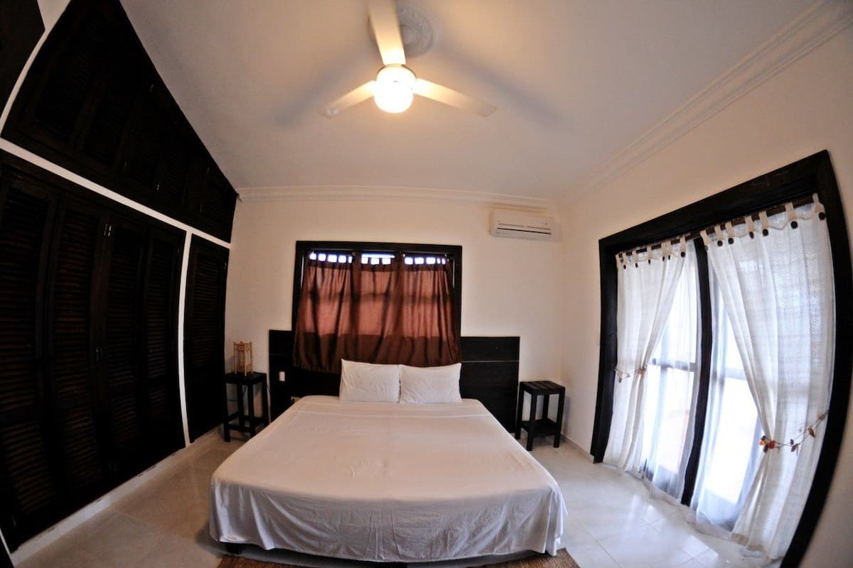 Chambre de base, 1 chambre, vue sur la plage | Literie de qualité, coffre-fort, bureau, accès au Wi-Fi (inclus)