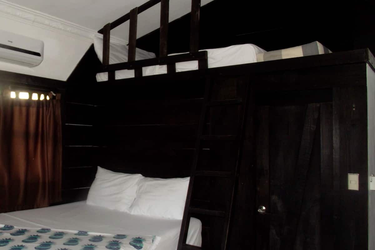 Chambre quadruple de base, 1 chambre, vue sur la plage | Literie de qualité, coffre-fort, bureau, accès au Wi-Fi (inclus)