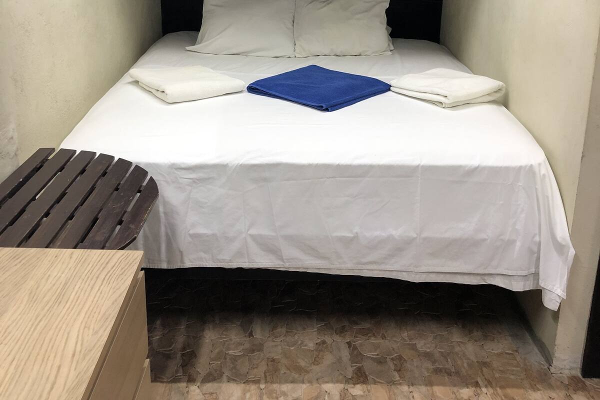 Chambre de base double, 1 chambre | Literie de qualité, coffre-fort, bureau, accès au Wi-Fi (inclus)