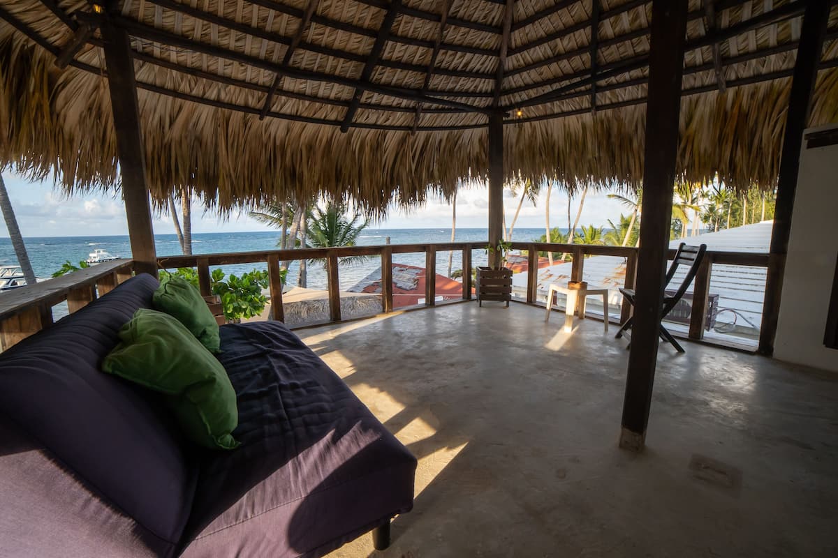 Chambre panoramique, 1 chambre, vue sur la plage | Literie de qualité, coffre-fort, bureau, accès au Wi-Fi (inclus)