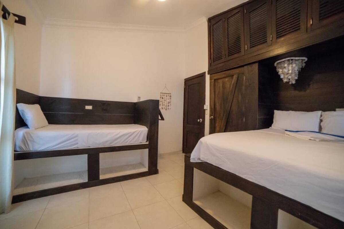 Chambre Standard avec lits jumeaux, 1 lit double | Literie de qualité, coffre-fort, bureau, accès au Wi-Fi (inclus)