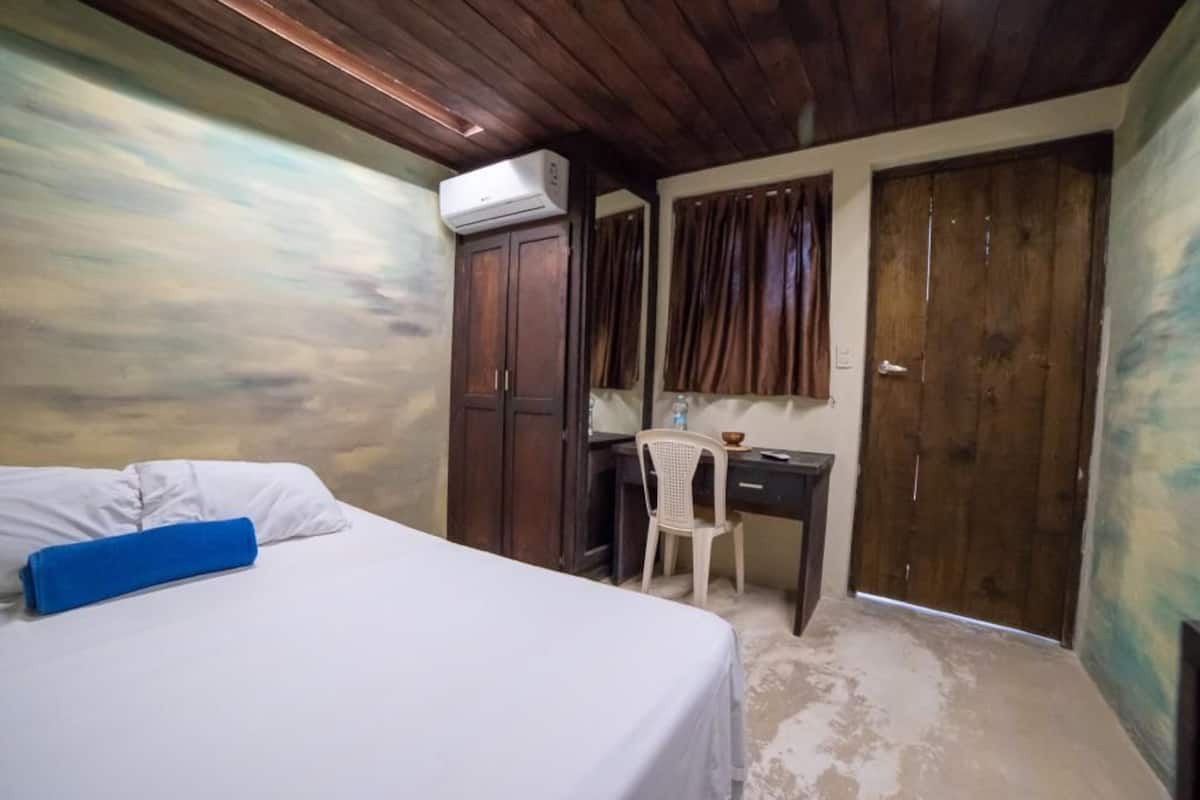 Chambre de base double, 1 chambre | Literie de qualité, coffre-fort, bureau, accès au Wi-Fi (inclus)