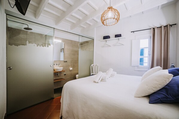 Economy tweepersoonskamer | Lakens van Egyptisch katoen, luxe beddengoed, donsdekens, een minibar