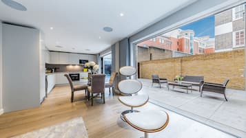 Apartment, 2 Bedrooms, Terrace, Ground Floor | 1 bedroom, premium bedding, soundproofing, iron/ironing board