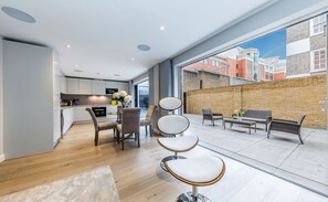 Apartamento, 2 quartos, terraço, no piso térreo | 1 quarto, roupas de cama premium, quartos à prova de som