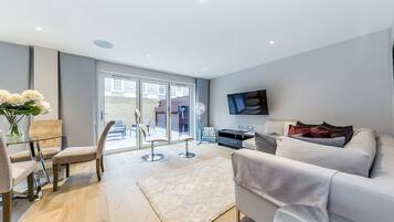 Apartment, 2 Bedrooms, Terrace, Ground Floor | 1 bedroom, premium bedding, soundproofing, iron/ironing board