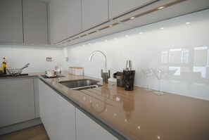 Apartment, 2 Bedrooms, City View, Top Floor | Private kitchenette | Fridge, microwave, oven, stovetop - Lux St James Park Apartment Central London FREE WIFI by City Stay Aparts London (London)
