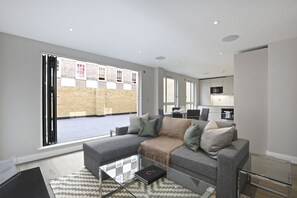 Apartamento, 2 quartos, terraço, no andar executivo | Sala de estar | TV de tela plana, filmes pagos