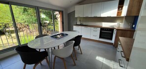 Superior Apartment (Gîte n°4 - Le Magnolias) | Private kitchen | High chair - La Bastide du Chêne (Montegut)