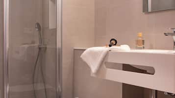 Apartamento, 2 habitaciones | Baño | Ducha, secador de pelo y toallas