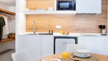 Frigorífico, placa de cocina, utensilios de cocina y congelador