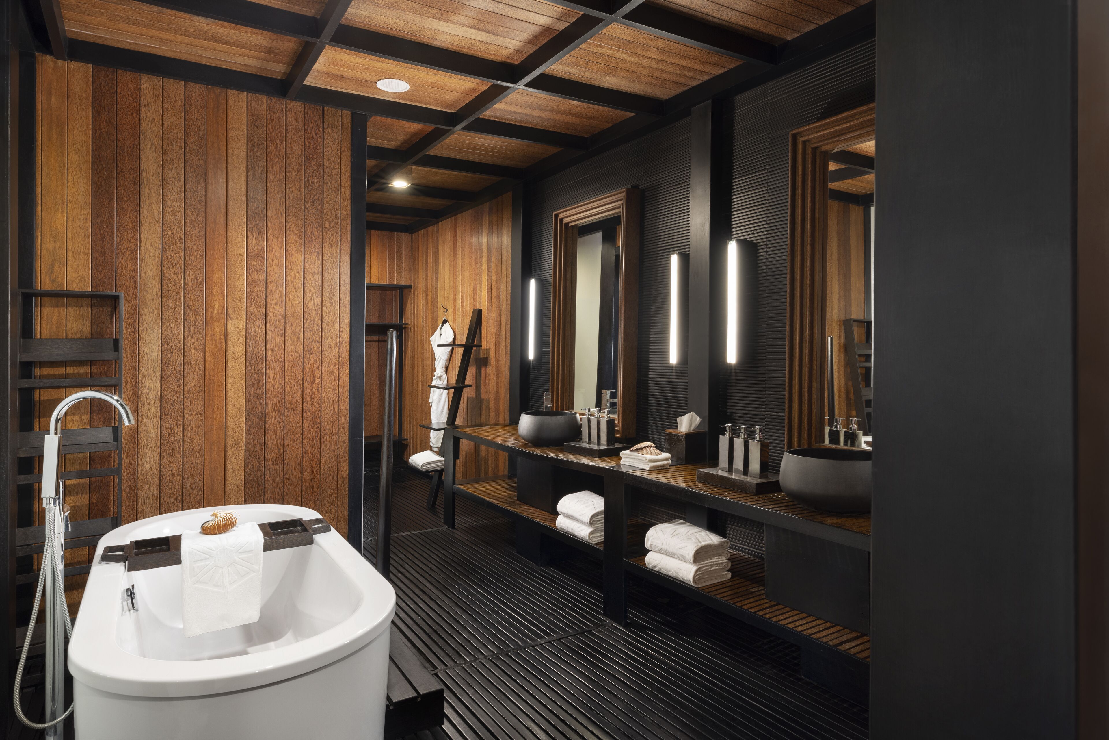 Suite, 3 soverom (TATA) | Bad | Separat badekar og dusj, dype avslapningsbadekar og regndusjhode