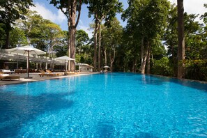 Outdoor pool, pool loungers - Taj Exotica Resort & Spa, Andamans (Port Blair)
