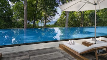 Piscine extérieure, chaises longues