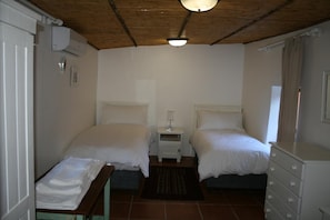 Matjesvlei Retreat 1945 | 3 bedrooms, iron/ironing board, free WiFi, bed sheets - Matjiesvlei Retreat 1945 (Calitzdorp)