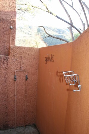 Combined shower/bathtub, hair dryer, towels - Matjiesvlei Retreat 1945 (Calitzdorp)