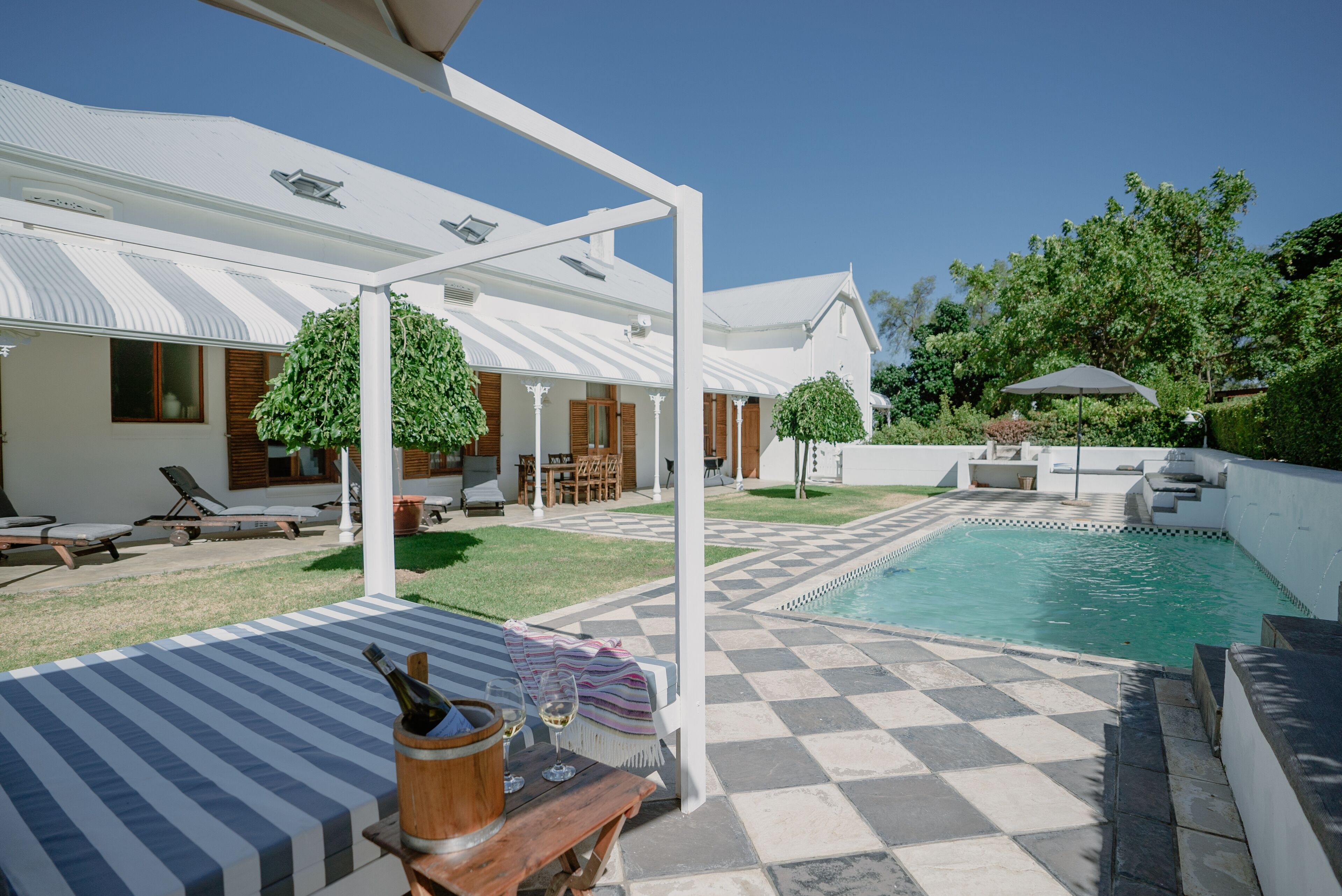 Una piscina al aire libre de temporada, sombrillas