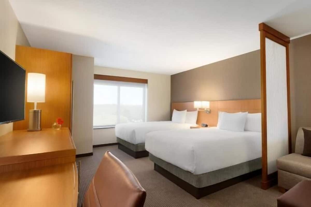 In-room safe, desk, iron/ironing board, free WiFi