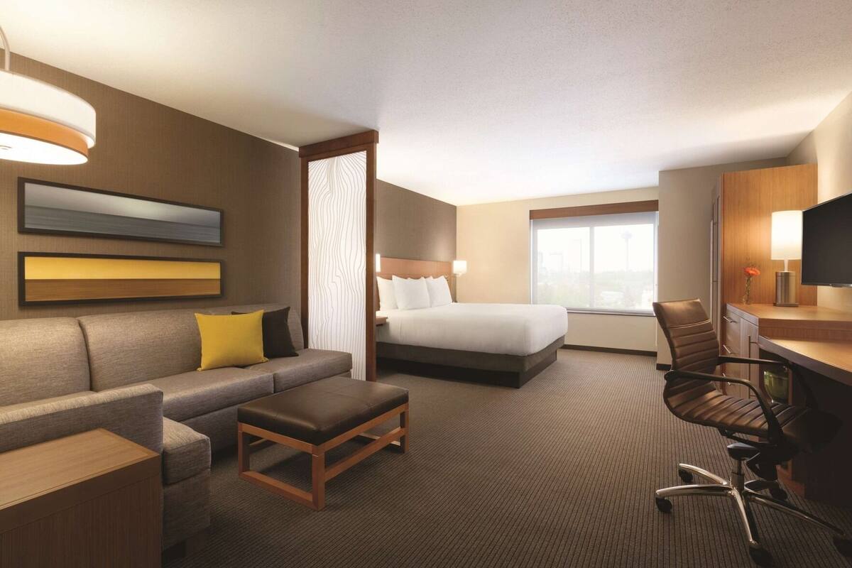 In-room safe, desk, iron/ironing board, WiFi (free)