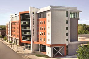Een modern hotelgebouw met een opvallend 'Hyatt Place' bord, meerdere verdiepingen en een combinatie van bakstenen en glazen gevels.