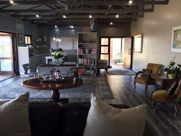 Flat-screen TV, fireplace - Cycad House (Midrand)